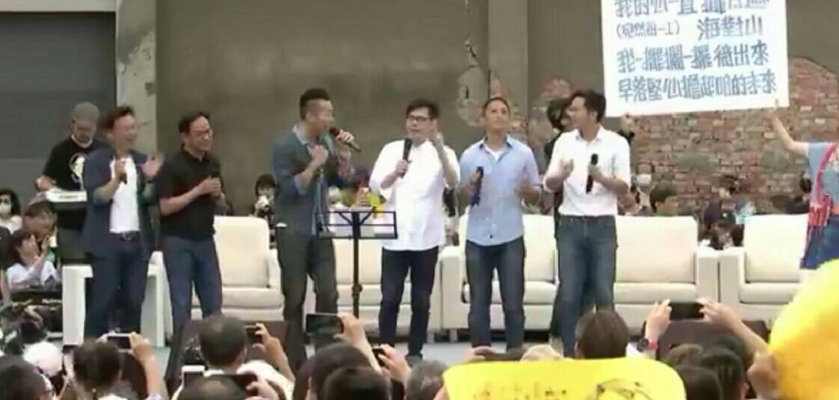 ▲陳其邁今天找來超人氣的吳怡農助陣，與民進黨高雄市黨部主委趙天麟、民進黨網路社群中心主任發言人廖泰翔、立委李昆澤等人組成助唱團，連飆《紅豆》、《咱上愛的所在》兩首歌。（圖／截自陳其邁臉書）