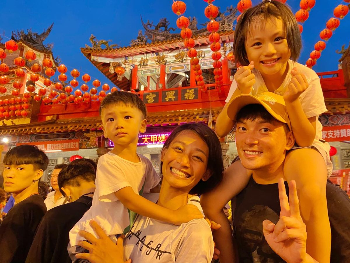 ▲宥勝（右）帶著全家參與大甲媽祖遶境。（圖 / 翻攝宥勝臉書）