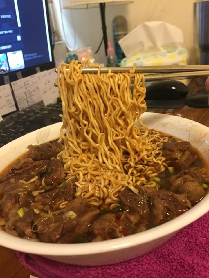 ▲有網友到牛肉麵店買了一碗牛肉湯,回家自行加入泡麵的麵條,瞬間美味升級。(圖/翻攝自臉書社團爆廢公社)