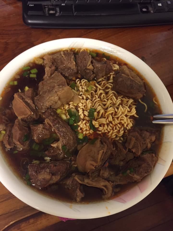 ▲有網友到牛肉麵店買了一碗牛肉湯,回家自行加入泡麵的麵條,瞬間美味升級。(圖/翻攝自臉書社團爆廢公社)