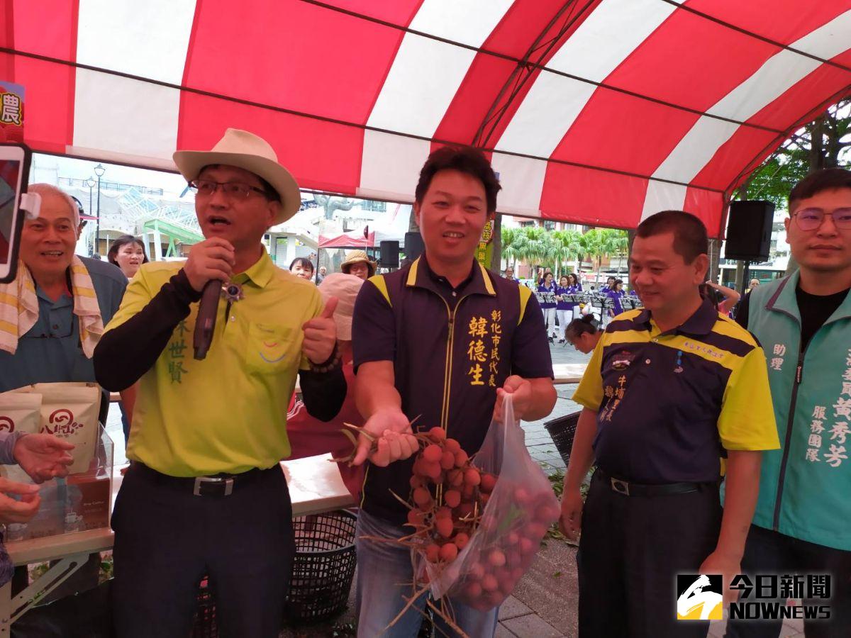 ▲彰化市長林世賢化身叫賣哥，大力促銷八卦山荔枝，許多民意代表及里長也到場幫忙，現場反應熱烈。（圖／記者葉靜美攝，2020.06.21）