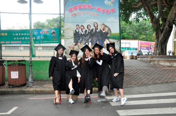▲美容系學生胡雅恩、趙妍如、田佳艷、魏詩涵、陳怡怜等人,四年前穿學士袍拍照時,與老師約定畢業時要穿學士袍戴方帽子來重拍,四年後同學果然依約穿著整齊的學士服戴方帽來拍照。(圖/記者葉靜美攝,2020.06.21)
