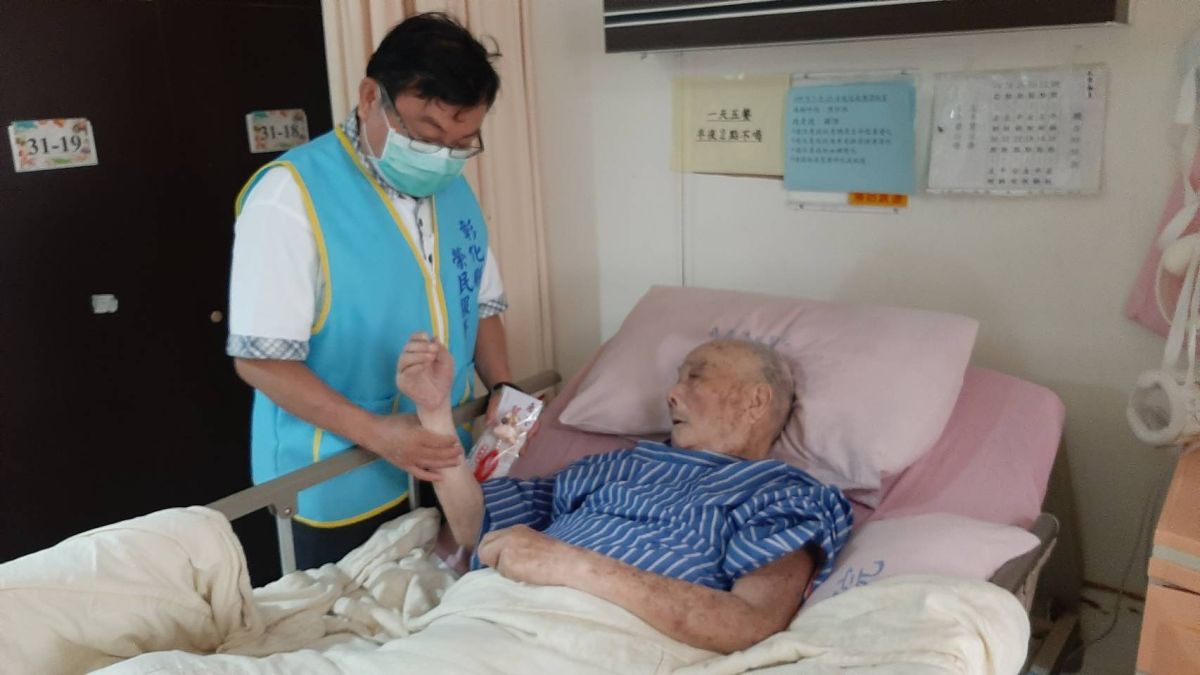 ▲彰化縣榮服處副處長陳介生今(21)日前往台中榮民總醫院嘉義分院，訪慰一生為國辛勞、奉獻青春的榮民長輩，讓住院榮民長輩提前感受溫馨過節氣氛。（圖／記者葉靜美攝，2020.06.21）