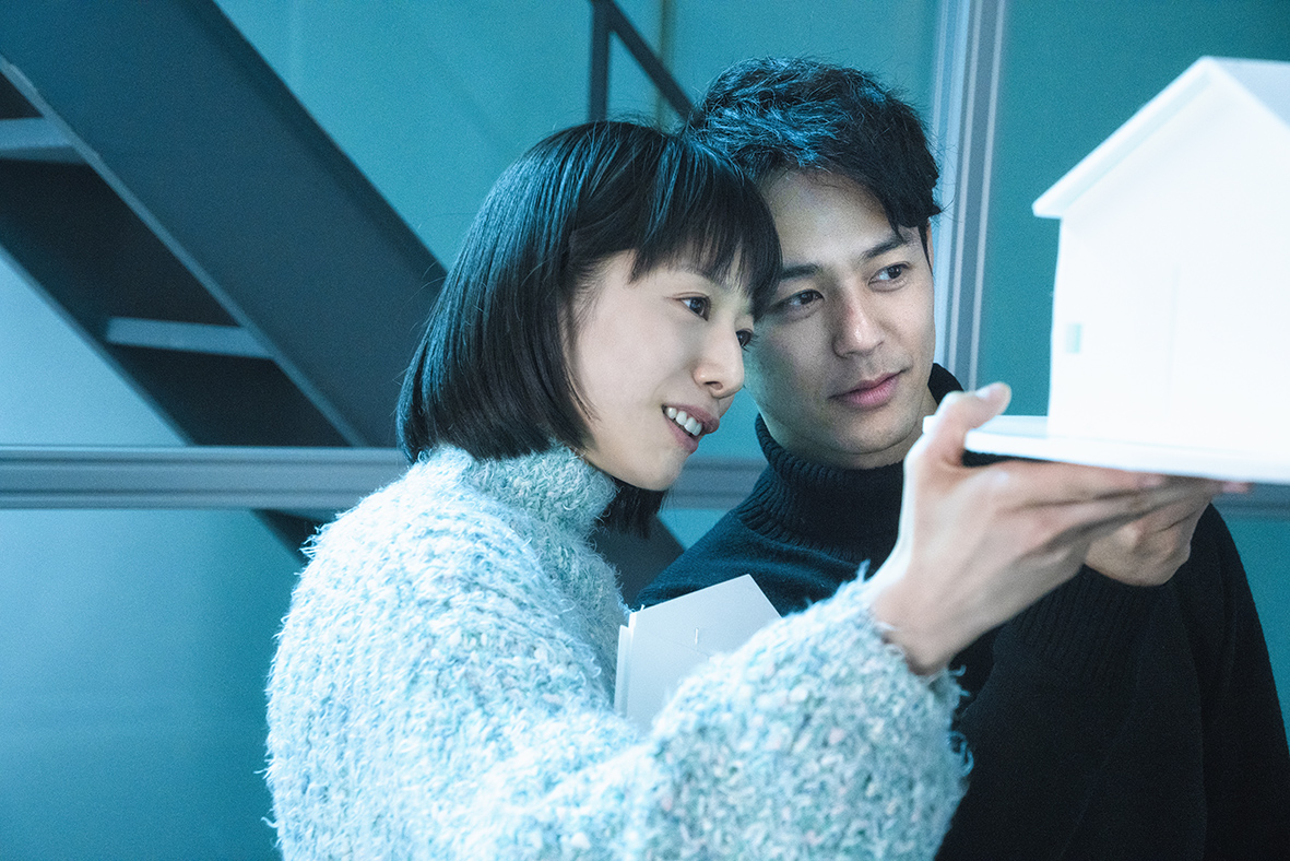 ▲夏帆（左）在片中與飾演前男友的妻夫木聰，外遇搞不倫。（圖／中影）