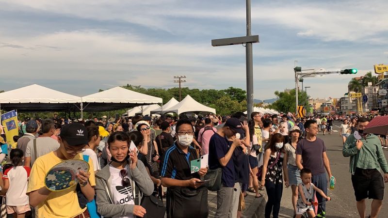 ▲新冠肺炎疫情後,北香湖公園第一次擁入近20萬人,共賞日環食。(圖/記者陳惲朋攝)