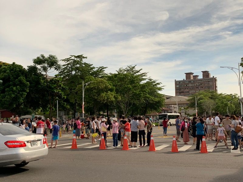 ▲將嘉義市友愛路的文化路與友忠路段,以交管及交通錐圍路讓民眾安心觀賞日環食。(圖/記者陳惲朋攝)