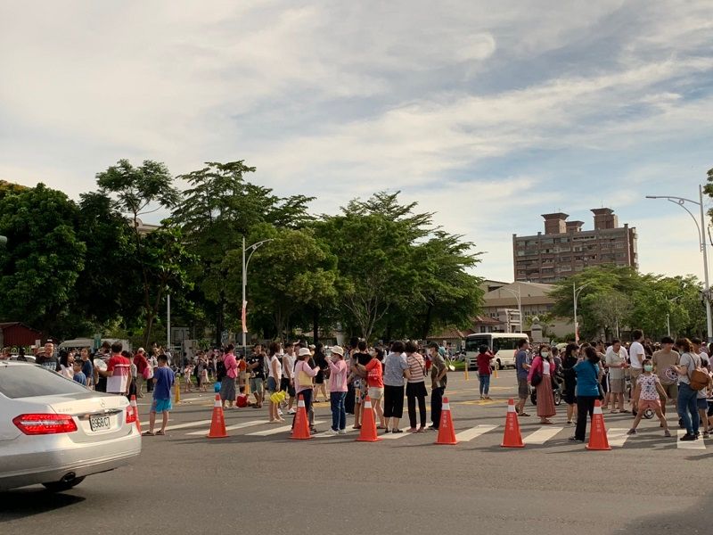 ▲將嘉義市友愛路的文化路與友忠路段，以交管及交通錐圍路讓民眾安心觀賞日環食。(圖／記者陳惲朋攝）