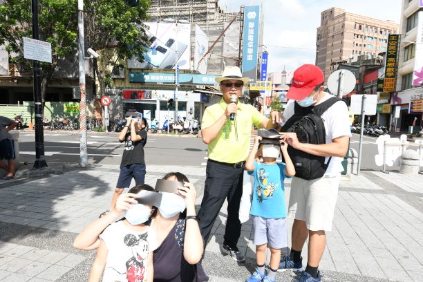 ▲彰化市長林世賢親自導覽難得一見的天文奇景日環食，小朋友拿著太陽濾鏡，看到太陽被月亮遮住一塊，都驚訝的又叫又跳。（圖／記者葉靜美攝，2020.06.21）