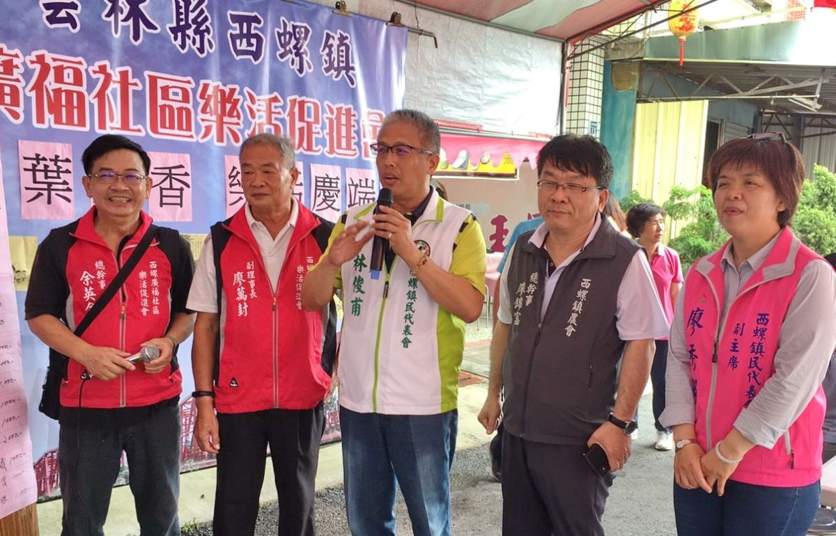 ▲協會理事長廖秀娟（右）感謝志工幫忙，農會總幹事廖錦富、鎮代會主席林俊甫肯定協會為弱勢義舉。（圖／郭春輝攝，2020.06.21）