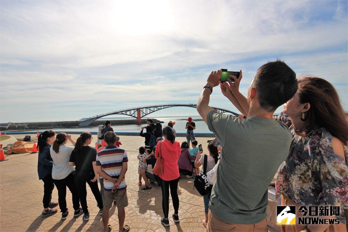 ▲澎湖縣長賴峰偉在觀音亭海豚亭，與隘門國小學童觀看日環食的天文奇景，他現場向小朋友解說日環食形成原理，鼓勵大家要走出戶外，探索了解大自然的奧秘，領略星空浩瀚、天文之美。（圖／記者張塵攝，2020.06.21）