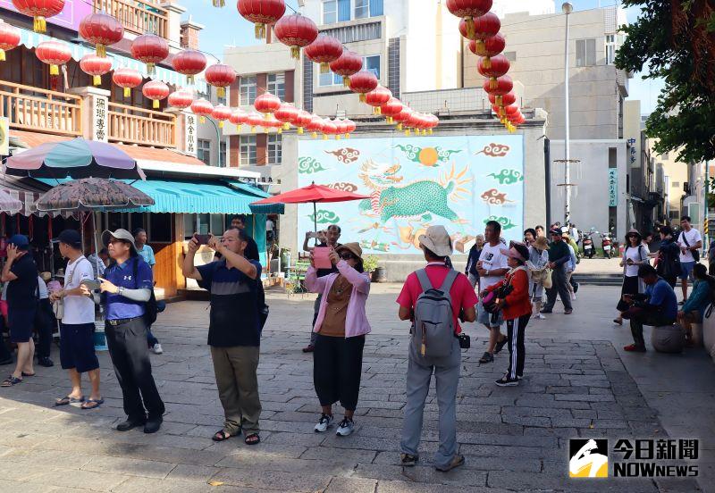 ▲這次日環食天文奇景，澎湖從南到北的每一個風景點幾乎都可以看到，加上今天艷陽高照，雲層不是太厚，因此到處都是人潮。（圖／記者張塵攝，2020.06.21）