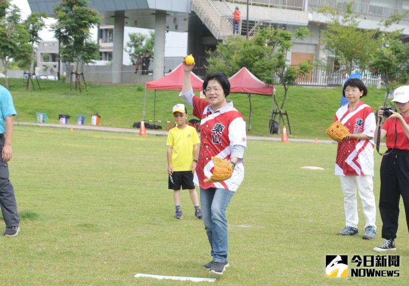 ▲彰化縣長王惠美為迷你棒球賽開球。(圖/記者陳雅芳攝,2020.06.21)