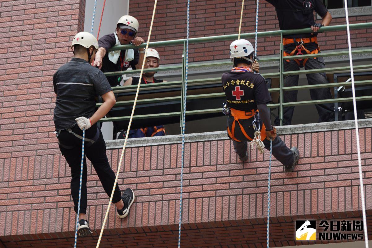 ▲大葉大學消防學程畢業典與紅十字會合作，畢業生體驗高樓垂降。（圖／記者陳雅芳攝）