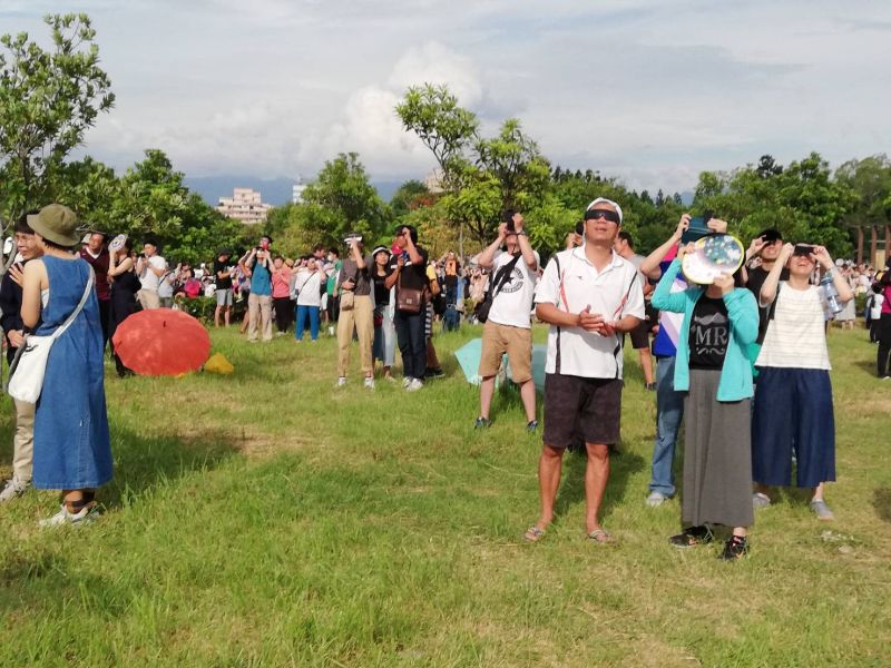 ▲擠身北香湖公園的大批民眾，透過觀日濾鏡看到「上帝金戒指」的日環食，全場驚呼聲不斷，有的說感動、有的喊漂亮。（圖/記者邱嘉琪攝，2020.06.21）