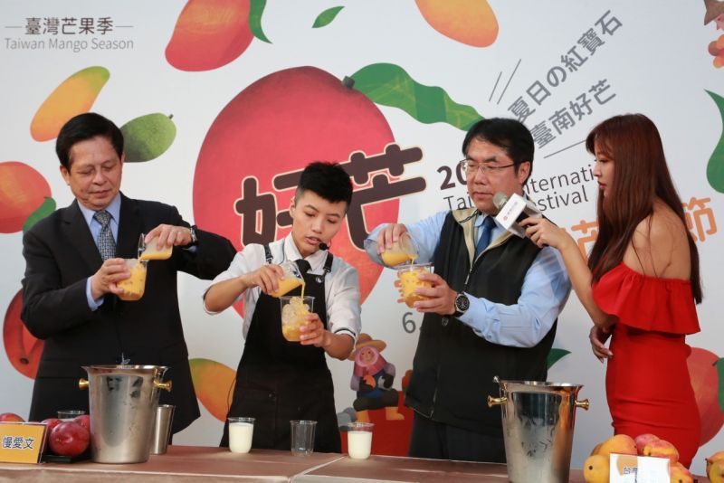 ▲為了行銷台南芒果,台南市長黃偉哲前進台北市遠東百貨A13宣傳。(圖/台南市政府提供)