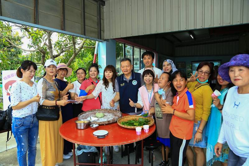 ▲移民署聚新住民於白水湖蚵學家進行教育宣導。(圖／移民署提供)