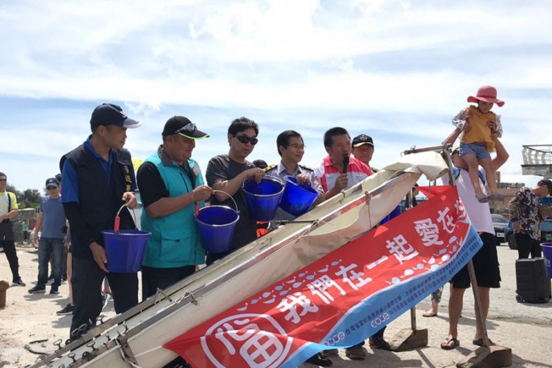 海巡署與慈善單位運用日環食日人潮聚集時流放魚苗,籲請大家一起重視海洋生態保護。(圖/海巡署提供)