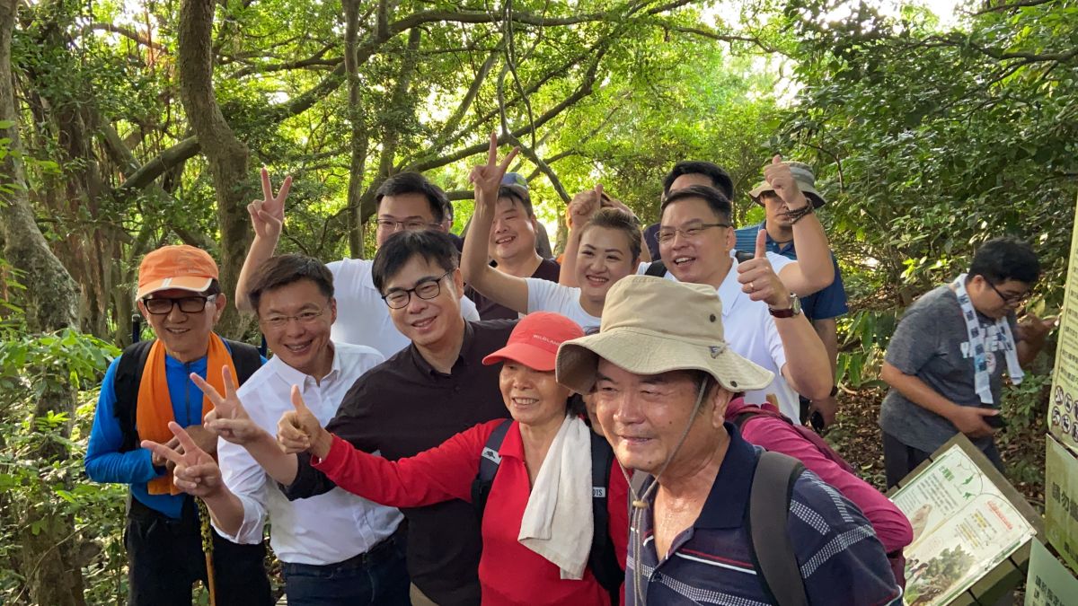 ▲陳其邁今天一大早6點鐘就在支持者陪同下爬柴山，下山後意有所指的說，爬山心得就是要吃得苦中苦才能看到好風景。（圖／陳其邁競選辦公室提供）