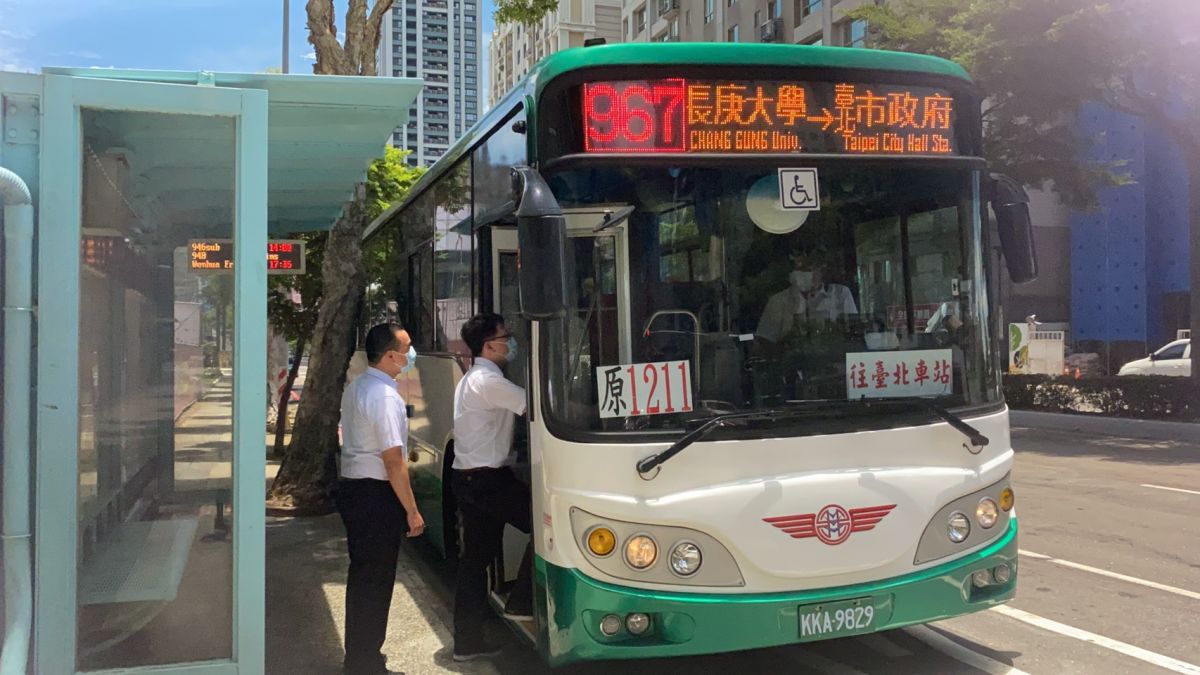 ▲新北市交通局將原屬國道客運「1210林口－臺北市北門」、「1211長庚大學－臺北市政府」納編為市區公車966、967線，並將於6月28日起上路。（圖／新北市交通局提供）