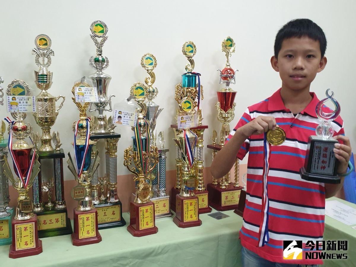▲台中力行國小應屆畢業生，自小學心算，十段實力讓他奠定數學基礎，在國內外大小比賽中奪冠無數，是常勝軍。（圖／金武鳳攝，2020.6.22)