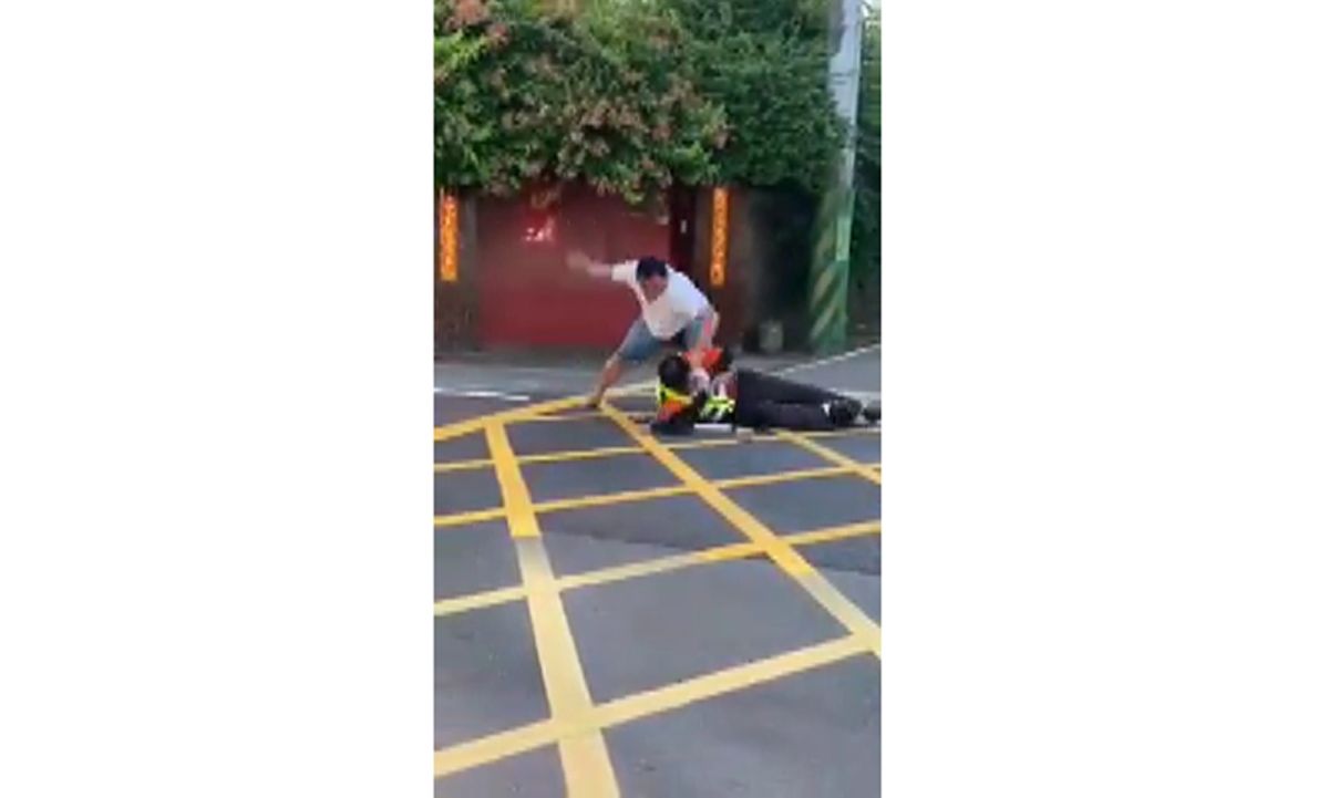 ▲因為交通管制起口角，中壢一名吳姓男子拿起磚頭就往管制交通的工程人員頭上猛砸。（圖／民眾提供）