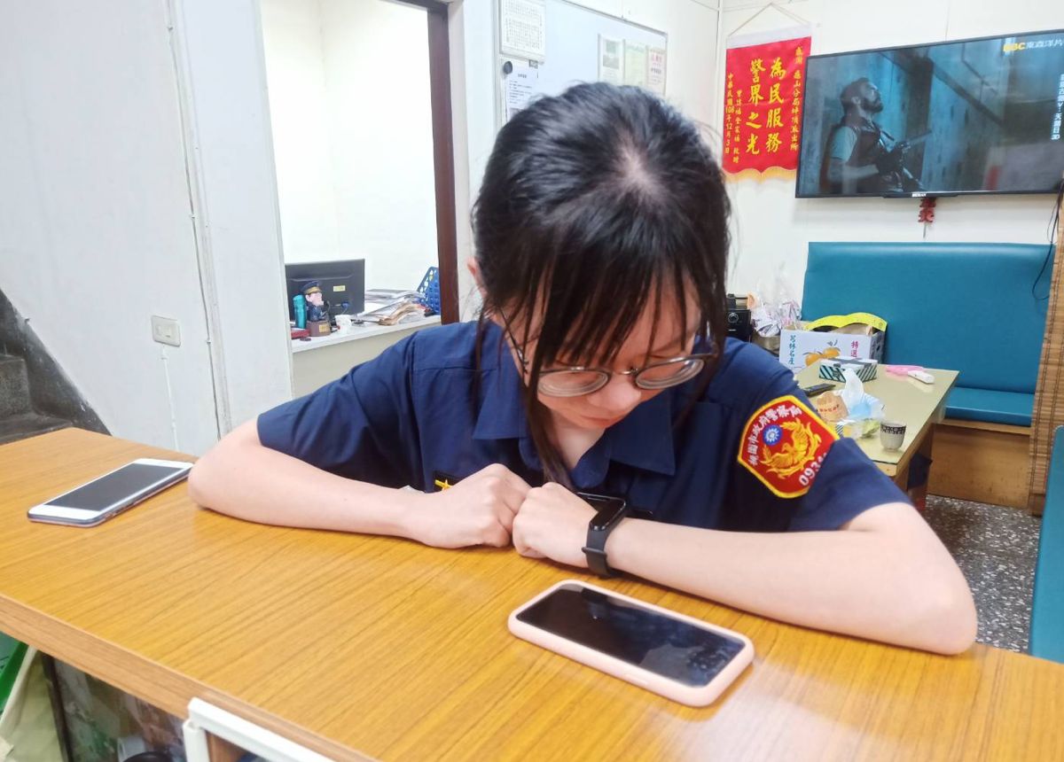 ▲同是蘋果手機愛用者，外號「SIRI」的女警賴欣莉，簡單一招叫出語音助理「SIRI」就幫電話找到了主人。（圖／龜山分局提供）