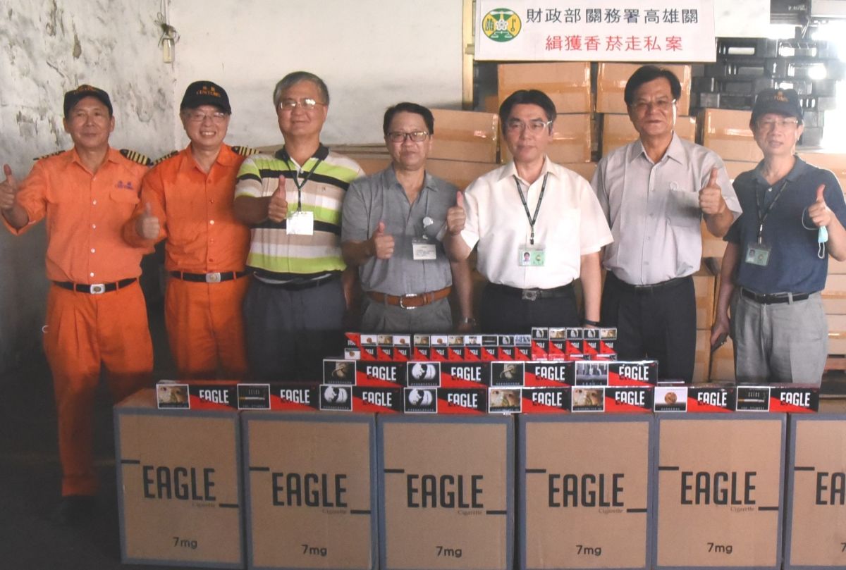 ▲財政部關務署高雄關查獲轉口貨櫃走私未稅菸品1千箱，共50萬包，市價逾新台幣3千萬元，乃加以查扣處理。(圖／記者黃守作攝，2020.06.22) 