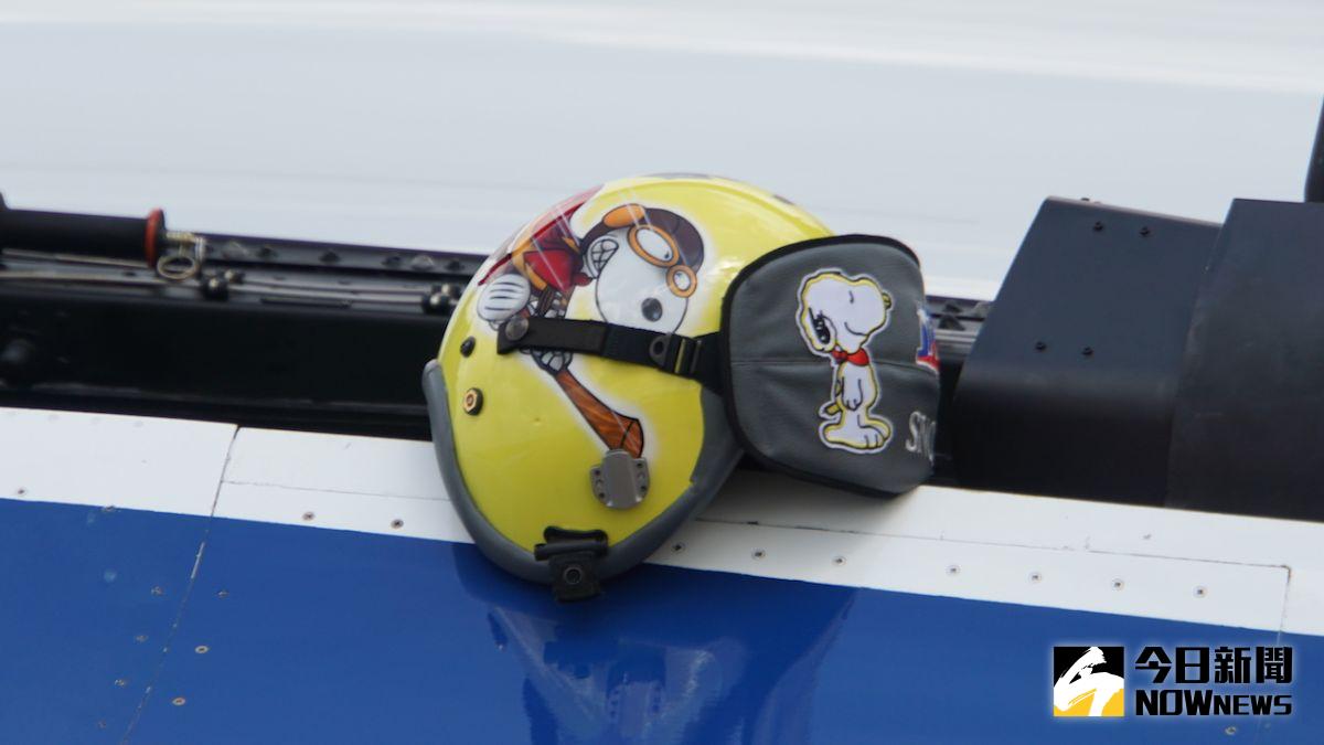 ▲國造勇鷹高教機首飛，試飛官戴史努比飛行頭盔成為亮點。（圖／記者呂炯昌攝.2020.06.22）
