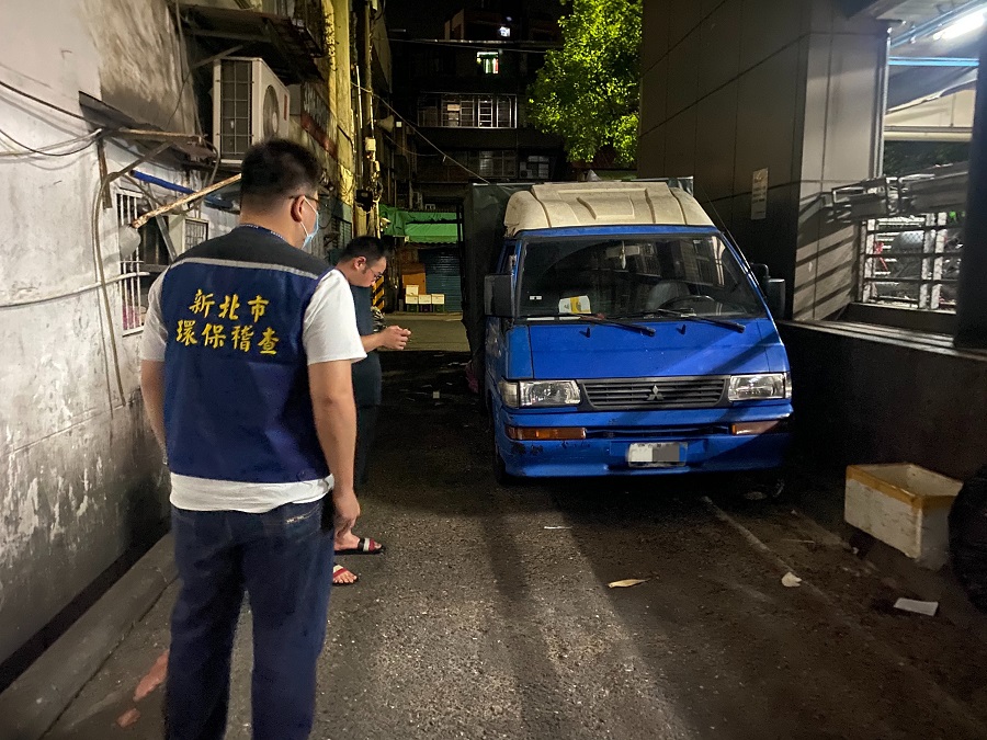 ▲一名因違法棄置垃圾已被新北市環保局三度移送的陳姓業者，22日凌晨3時再度被環保局再度查獲。（圖／新北市環保局提供）