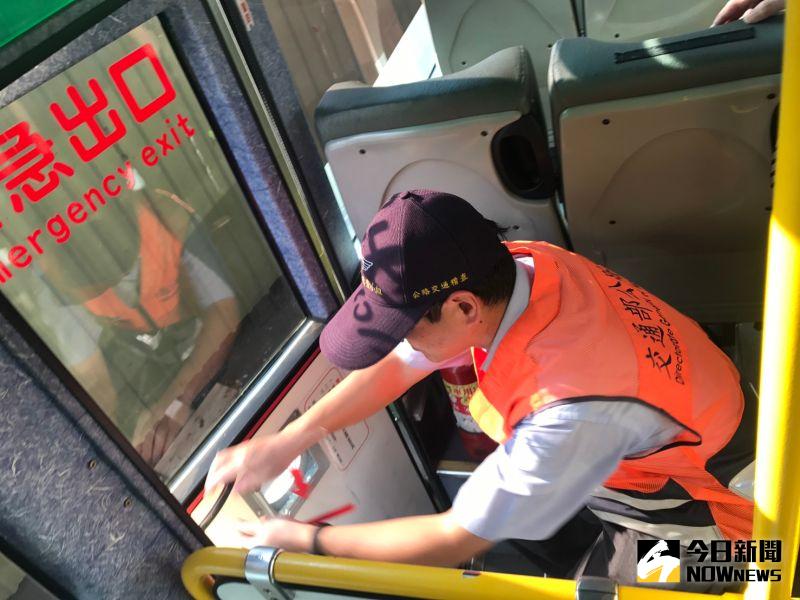 ▲公路客運業者加強車內防疫消毒。(圖/記者陳雅芳攝,2020.06.22)