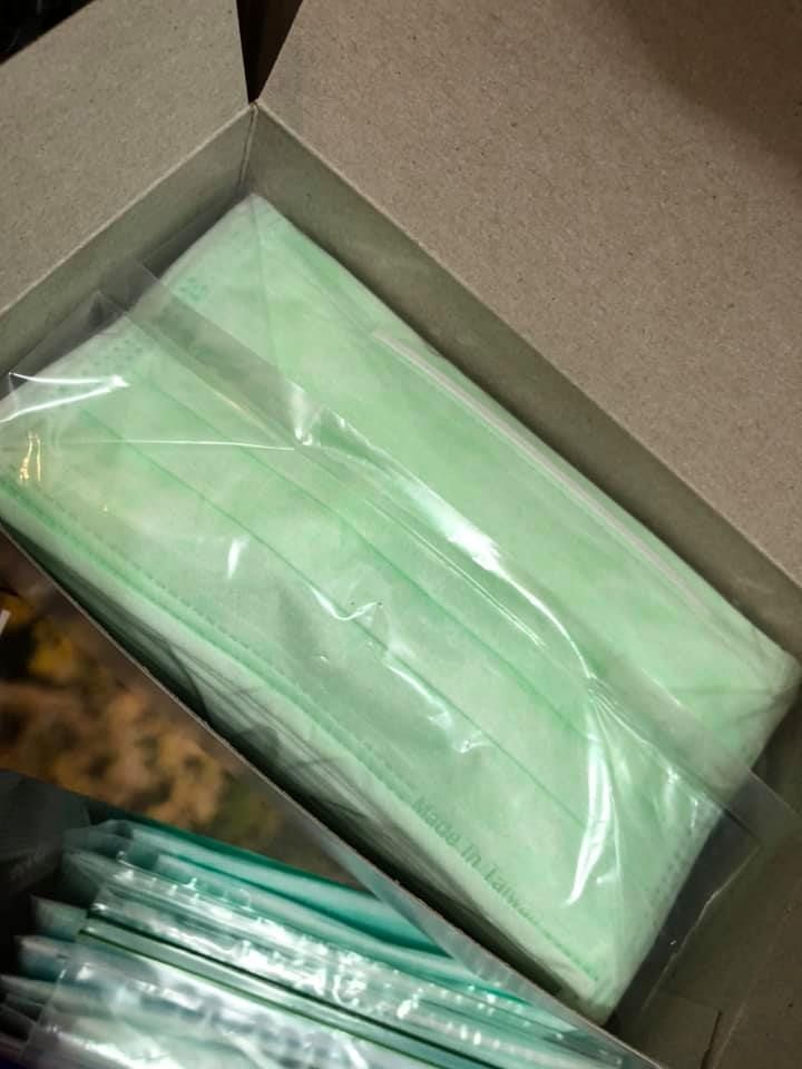 ▲女網友分享自己買到的口罩。(圖/翻攝口罩現貨資訊