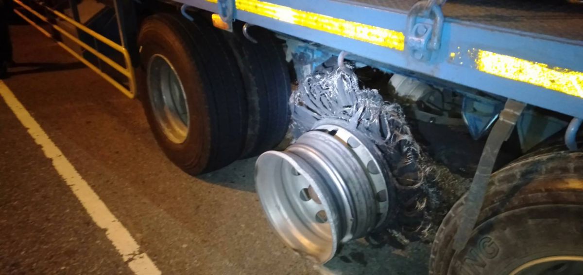 ▲一輛拖板車行經國道3號快官交流道路段疑因爆胎導致鋼絲散落路面，後方車輛輾壓受損。（圖／國道七隊提供 記者陳雅芳翻攝，2020.06.23）