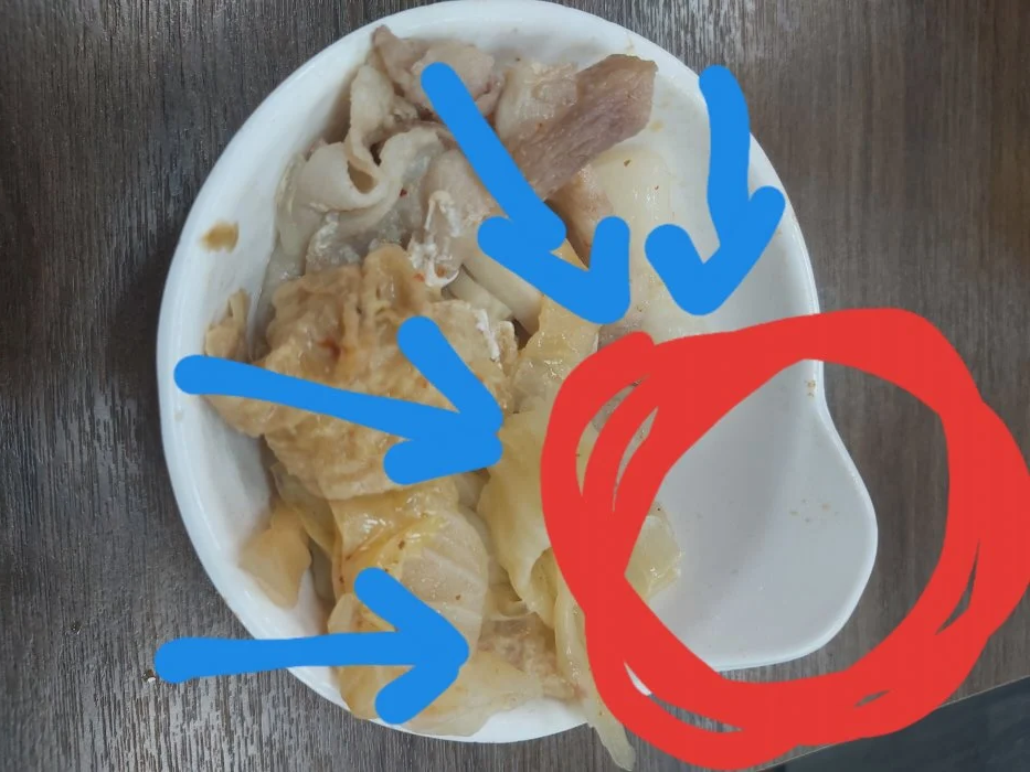 ▲火鍋店常提供單耳碗，不過「凸出來的這塊」到底有什麼用處呢？對此，有內行網友就神解「背後用途」。（圖／翻攝自Dcard）