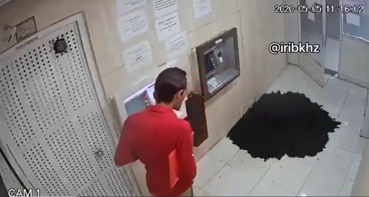 ▲伊朗一間銀行突湧「石油噴泉」。（圖／翻攝自 推特 @AvatarDomy ）