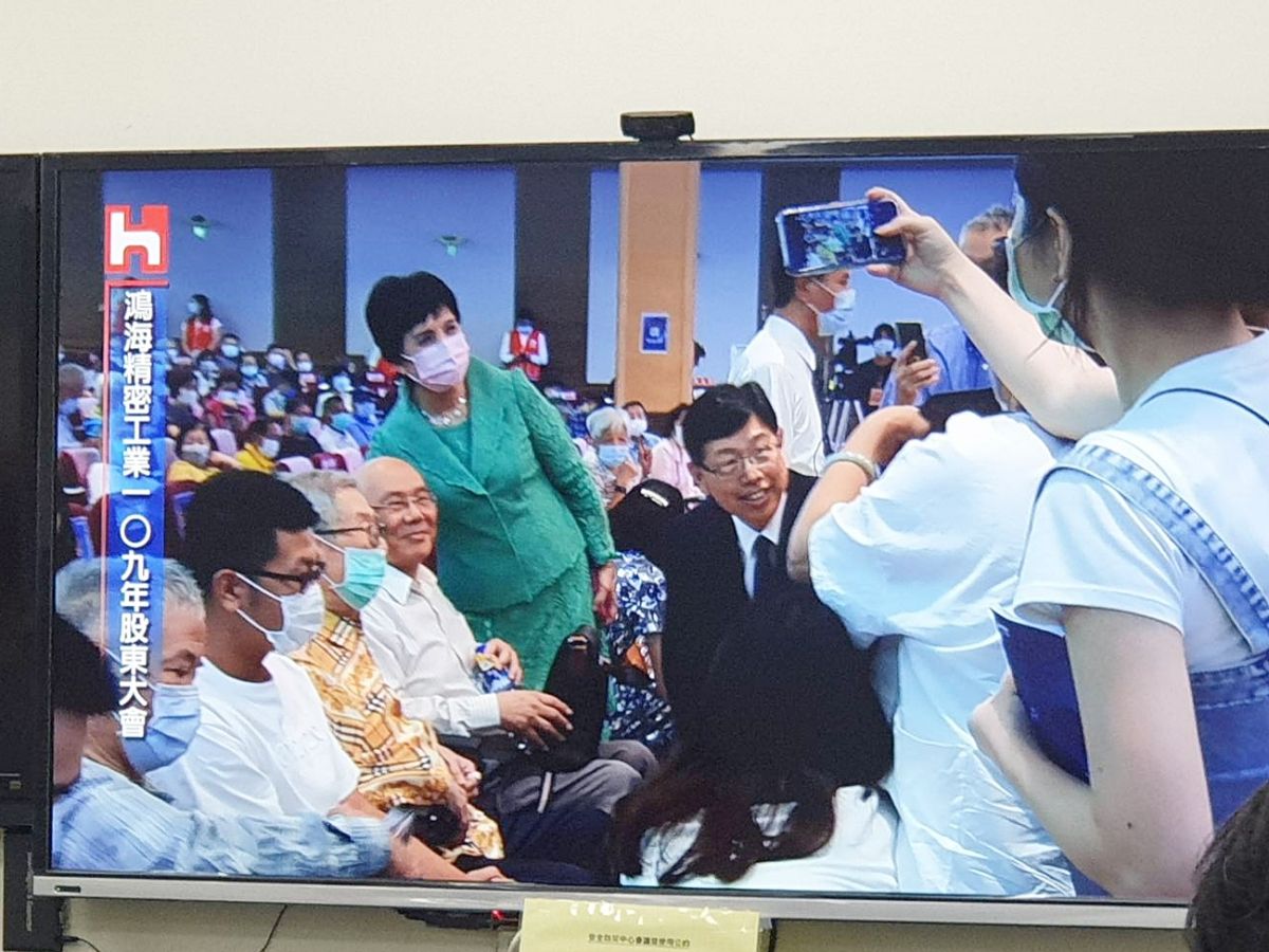 ▲鴻海股東會今年不見瘋狂「粉絲見面會」，但董事長劉揚偉，總財務長黃秋蓮台下親民合照。（圖／翻攝自現場轉播畫面）