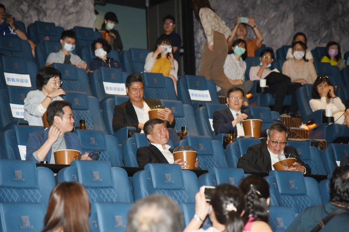 ▲中央流行疫情指揮中心指揮官陳時中，現場示範電影院防疫梅花座，手捧一大桶爆米花。（圖／記者陳明安拍攝109.6.23）