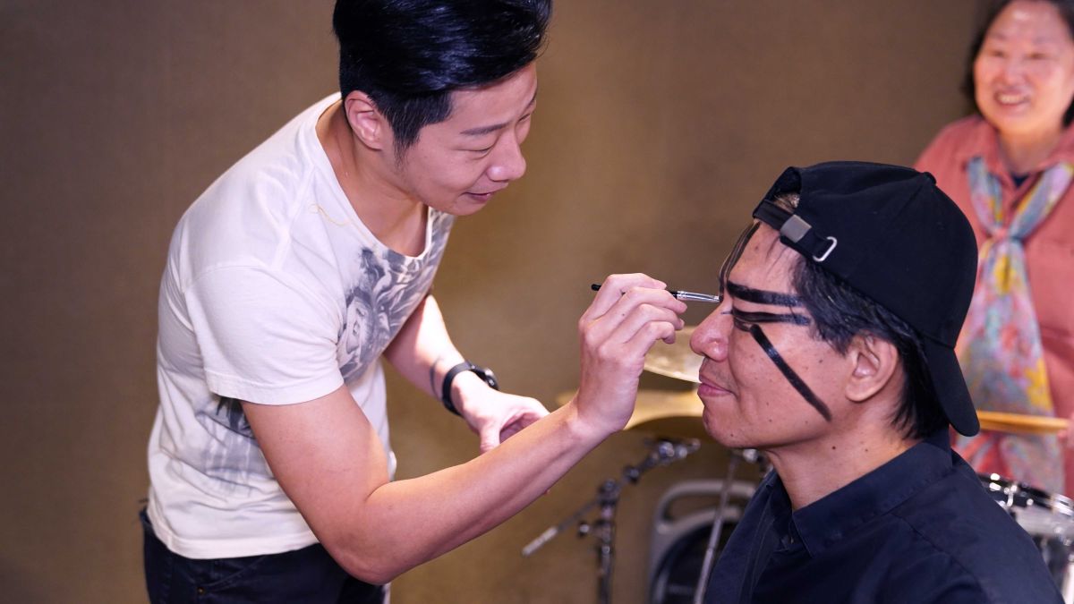 ▲林昶佐（左）替守護者樂團化上經典閃靈妝。（圖／合庫人壽提供）