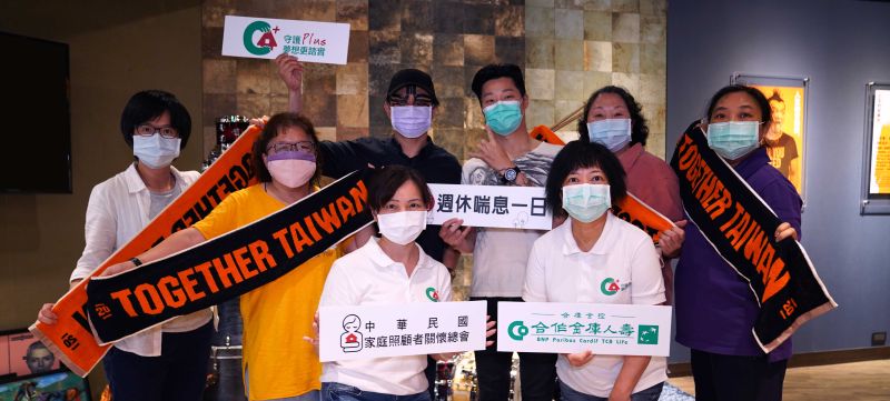 ▲林昶佐(後排右三)替守護者樂團加油打氣。(圖/合庫人壽提供)
