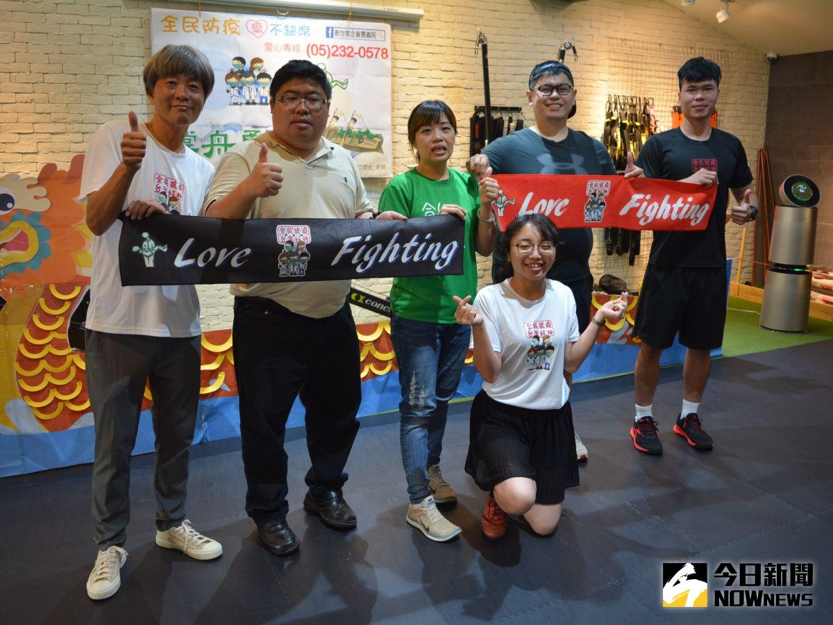 ▲創世基金會嘉義院義賣抗疫設計衣服與運動毛巾等品。（圖／記者郭政隆攝影2020.6.23）