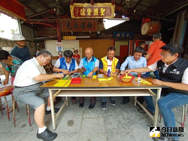 ▲趕工製作端午節限量專屬的虎仔香虎紋與五毒符。(圖/記者洪佳伶攝,2020.06.23)