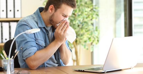 ▲過敏不只是會讓患者感到不適,陳瑞聲提到,長期鼻塞還容易產生頭暈、脹痛、記憶力變差、精神無法集中等現象,影響學業或工作。(圖/ingimage) ▲一名男子飽受乾癬困擾,經檢查後才發現是食物過敏,而且過敏原高達35種。(圖/ingimage)