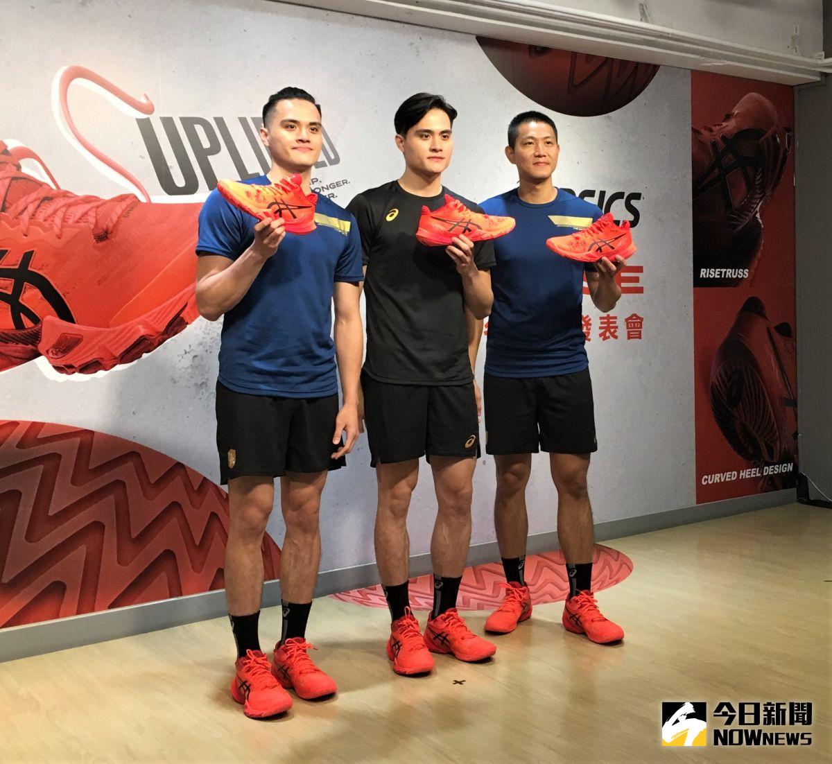 ▲知名運動品牌亞瑟士ASICS特別邀請旗下排球選手「電眼雙胞胎」劉鴻敏、劉鴻杰和「黑狗」陳建禎出席「2020 METARISE秋冬新品發表會」。（圖／鍾東穎攝 ,2020.06.23）