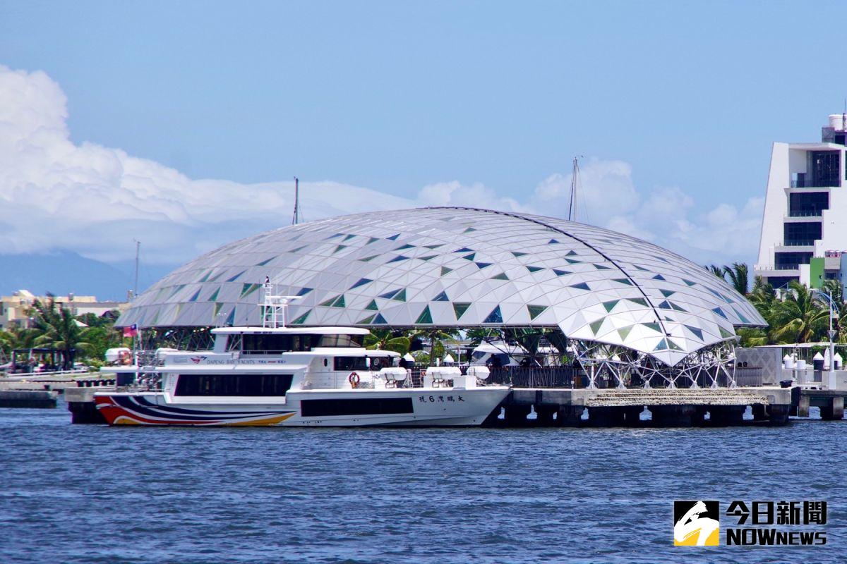 ▲連結大鵬灣與小琉球的藍色公路「鵬琉線」將於24日啟航，未來旅客可以自高鐵左營站搭乘台灣好行轉乘，提供旅客不同交通選擇。（圖／記者陳致宇攝）