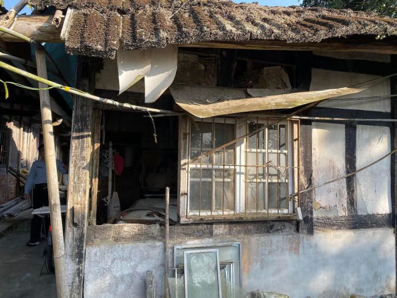 ▲身障者阿三住的梅山深山古宅修建前破舊不堪。(圖/中華聖母基金會提供,2020.06.23)