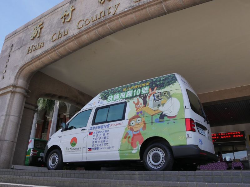 ▲國際扶輪3502區關心新竹縣鄉親的視力健康,捐贈價值300萬的多功能視力篩檢車以及眼科檢查儀器,今(23)日上午在縣府大廳舉辦捐贈儀式。(圖/記者金祐妤攝,109.6.23)