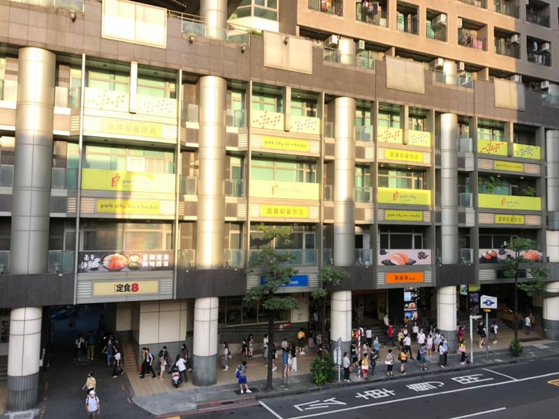 ▲永和頂溪站每日人流多,帶動商圈蓬勃發展。(圖/信義房屋提供)