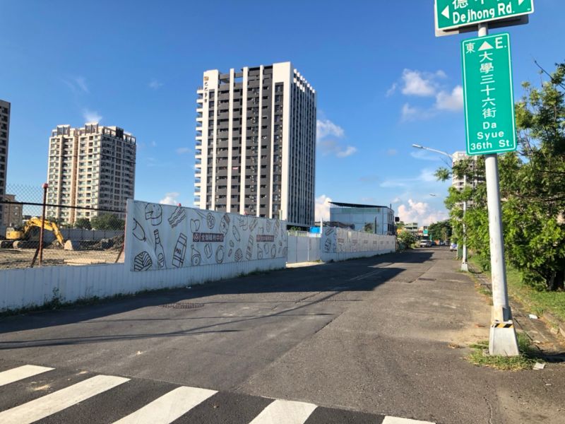 ▲高雄大學特區德中路、大學三十六街將開全聯,目前正在興建中。(圖/信義房屋提供)