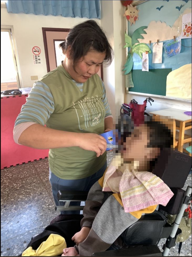▲林金蓮耐心地陪伴孩子如廁、喝水、進食、用藥…等生活自理大小事。(圖/記者簡勇鵬翻攝,2020.06.23)