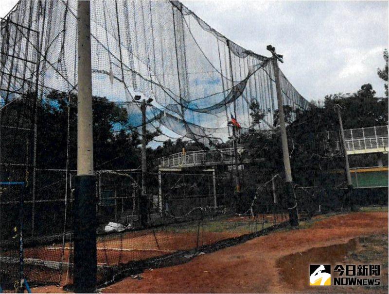 ▲八卦山棒球場2007年曾全面整修,增設辦公室、圍網等附屬設施,已經破爛不堪。(圖/記者陳雅芳攝)