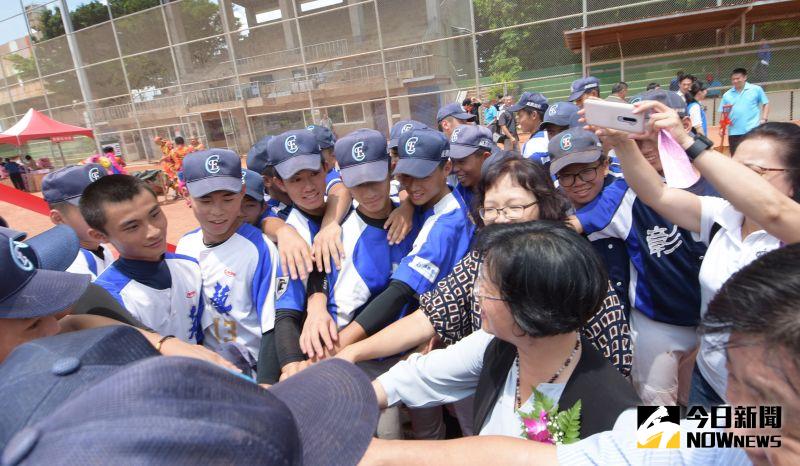 ▲縣長王惠美鼓勵棒球隊小將們。（圖／記者陳雅芳攝，2020.06.23）